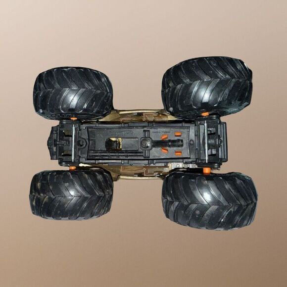 Hot Wheels Monster Jam Gold Steer Clear Diecast Monster Truck 1:64 B23 - Picture 6 of 9